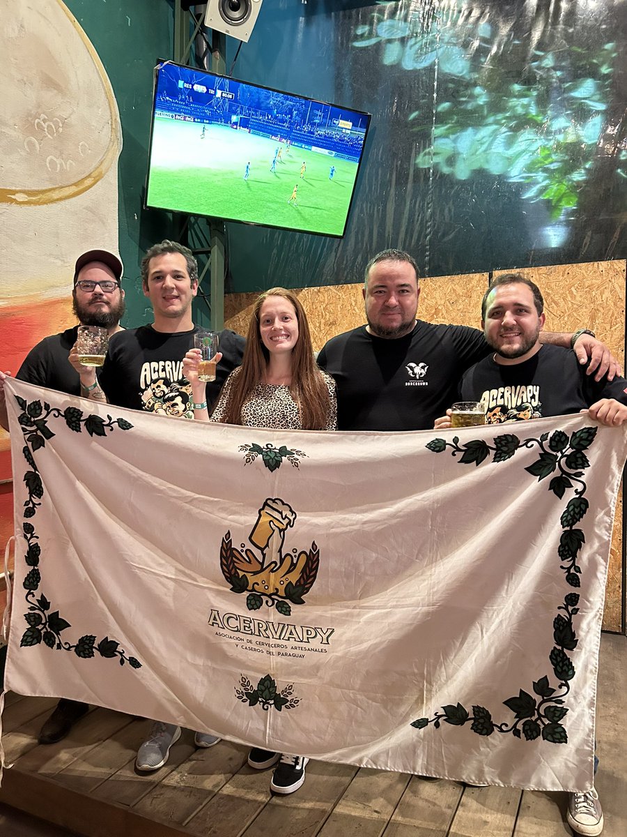 DSBrewery's tweet photo. Felicitaciones @Acervapy por su nueva junta directiva. ¡Los Simbrones queremos brindar con ustedes! 🍻🎉 #cervezaartesanal #orgullocervecero https://t.co/xdNCIGZIi5