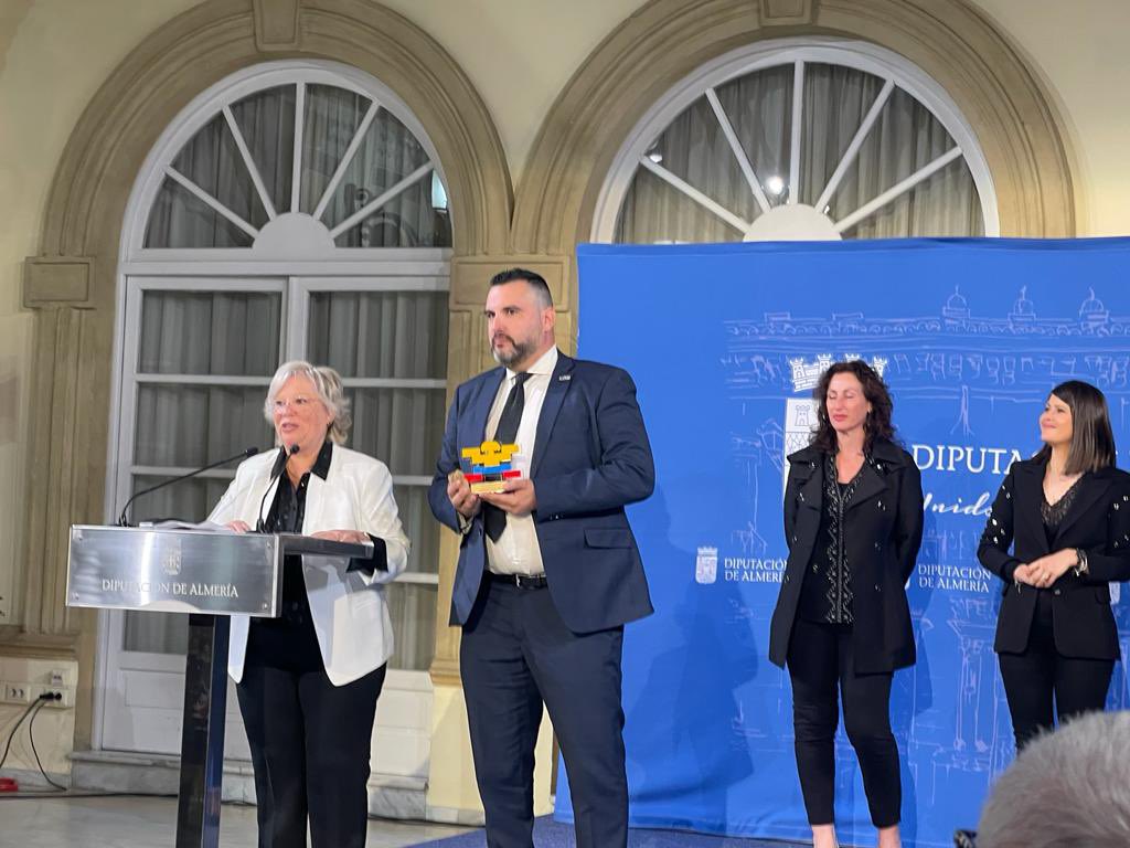 SupAlmeria's tweet photo. El SUP fue galardonado por su implicación social e integración hacia los inmigrantes todo un honor, junto con @aytoalm @dipalme_almeria @Sup_Policia @supandalucia @policia @colombiaalmundo https://t.co/rV6wJtz3xf