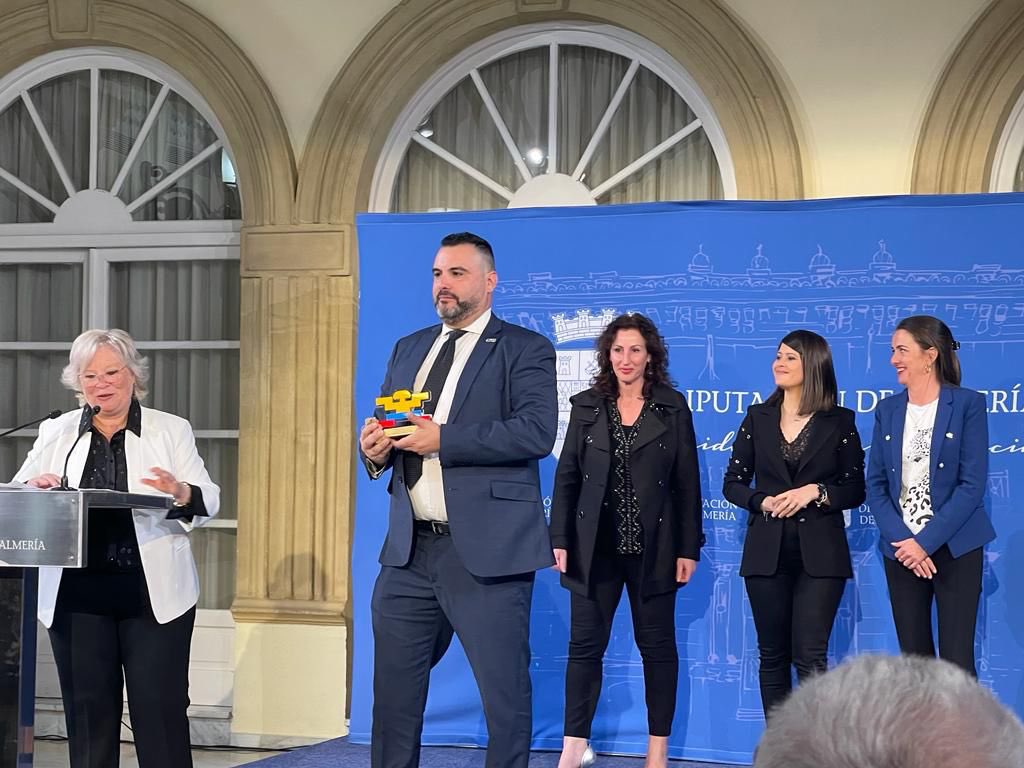 SupAlmeria's tweet photo. El SUP fue galardonado por su implicación social e integración hacia los inmigrantes todo un honor, junto con @aytoalm @dipalme_almeria @Sup_Policia @supandalucia @policia @colombiaalmundo https://t.co/rV6wJtz3xf