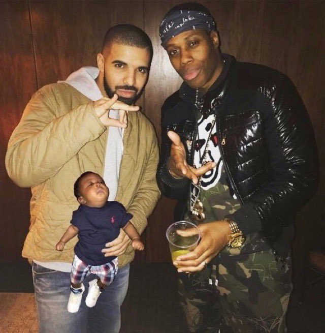 why drake hoIding the baby like a bottle of henny? 😭😭