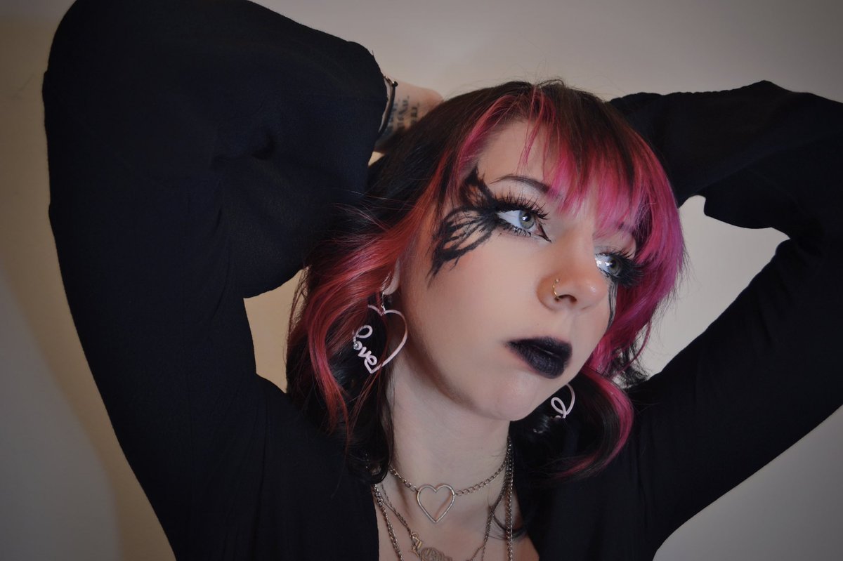 KonekoVisions's tweet photo. I think being worshipped would cure me actually

#makeuplooks #ButterflyShadow #gothgirls https://t.co/HgfGNEpmFI