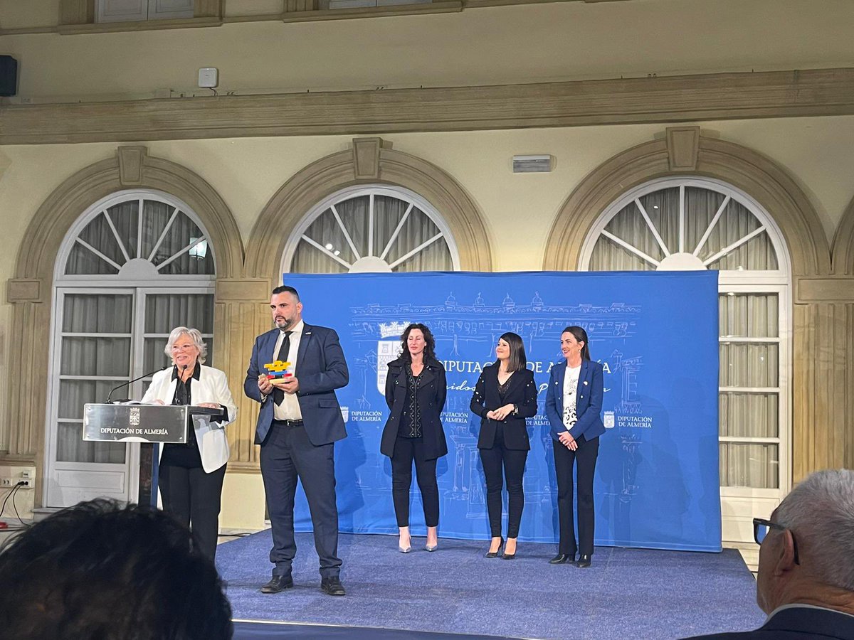 SupAlmeria's tweet photo. Un honor recibir premio para el @Sup_Policia  que fue galardonado por su implicación social e integración hacia los inmigrantes junto con @aytoalm @dipalme_almeria @supandalucia @policia @colombiaalmundo @PoliciaColombia @MinSaludCol @WRadioColombia https://t.co/dwg2wP0q9v