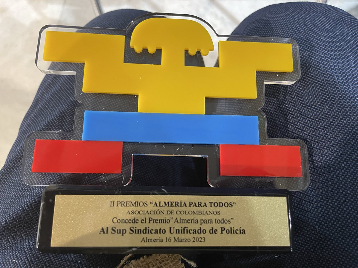 SupAlmeria's tweet photo. Un honor recibir premio para el @Sup_Policia  que fue galardonado por su implicación social e integración hacia los inmigrantes junto con @aytoalm @dipalme_almeria @supandalucia @policia @colombiaalmundo @PoliciaColombia @MinSaludCol @WRadioColombia https://t.co/dwg2wP0q9v