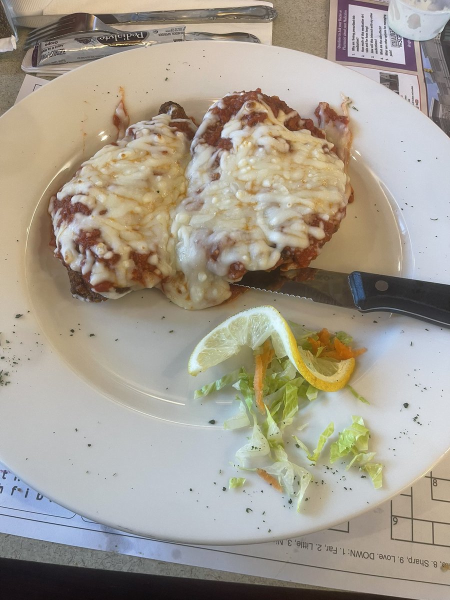 brittanyycatone's tweet photo. absolutely screaming at the way the diner garnished my plate https://t.co/IewWTvvUmK