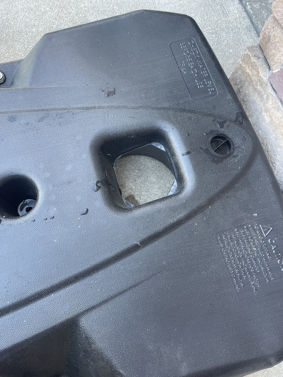 RealThomasC33's tweet photo. @Spalding I’ve contacted general mail , warranty and have yet to get any response on a portable hoop that failed with only 2 months of use ! Anybody willing to help me ?? https://t.co/IoIDM78nrs