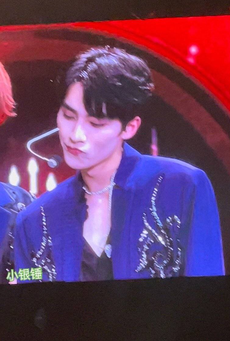 smoldejuns's tweet photo. ahhhh xiaojun pouting and wanting a kiss again 😭😭😭 shower him with them please !! https://t.co/gLRyx0SPnR