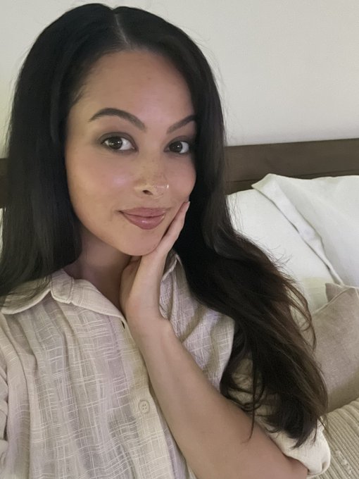 It&rsquo;s a power move to get in bed while the sun&rsquo;s still out 😆 #SundayFunday https://t.co/xzWQyx2SMG<a href="/tag/sundayfunday"class="tags"><span>#sundayfunday</span></a>