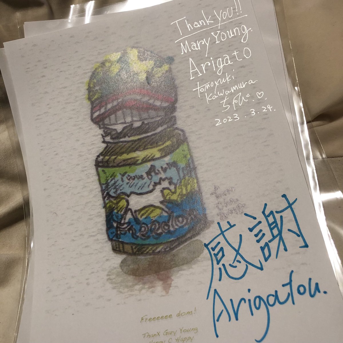 37chappy's tweet photo. メアリーヤングに感謝を込めて、ありがとうをプレゼント🎁
ゲリーヤングから依頼を受けて描いた、ゲリーを象徴するイラストマーク。アロマ、エッセンシャルオイルのボトルにゲリーが実際に被っていた帽子を被せた。ここは私のアイデア💕
#becauseofgary
#igniteyl2023
#youngliving
#育メン画家 https://t.co/wNDl48IkBp