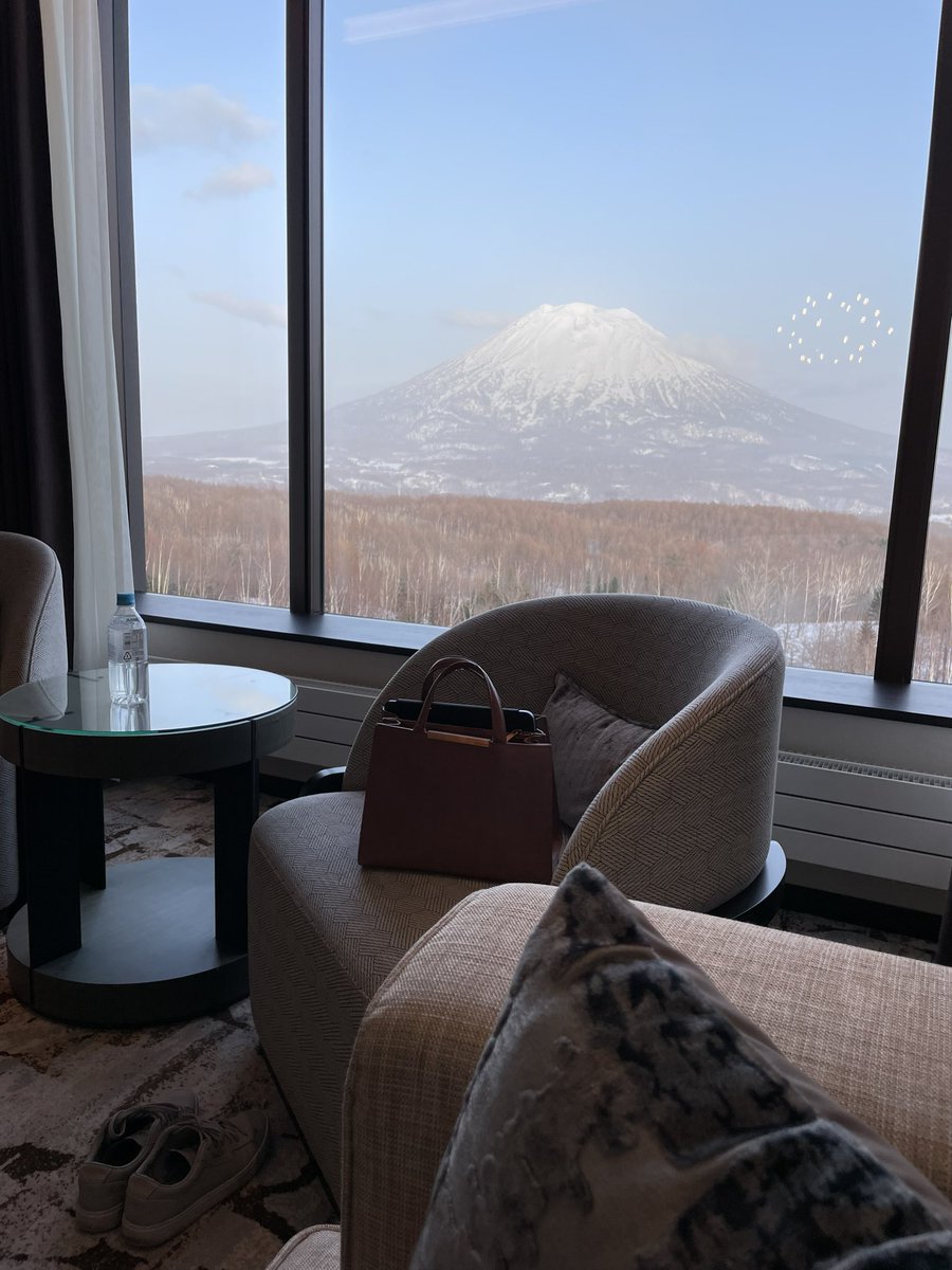 札幌は開花が遅いです🌸GWが満開です。本州の桜は満開な中、北海道での演奏のお仕事は見事な山が🏔見られました✨この山を背景に演奏出来て嬉しかったです🎹

#演奏のお仕事　#北海道