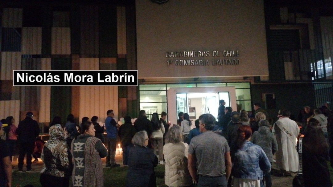 LabrinMora's tweet image. Habitantes de Lautaro llegan a la Primera Comisaría a entregar su apoyo a Carabineros tras asesinato de la sargento segundo Rita Olivares en Quilpué.