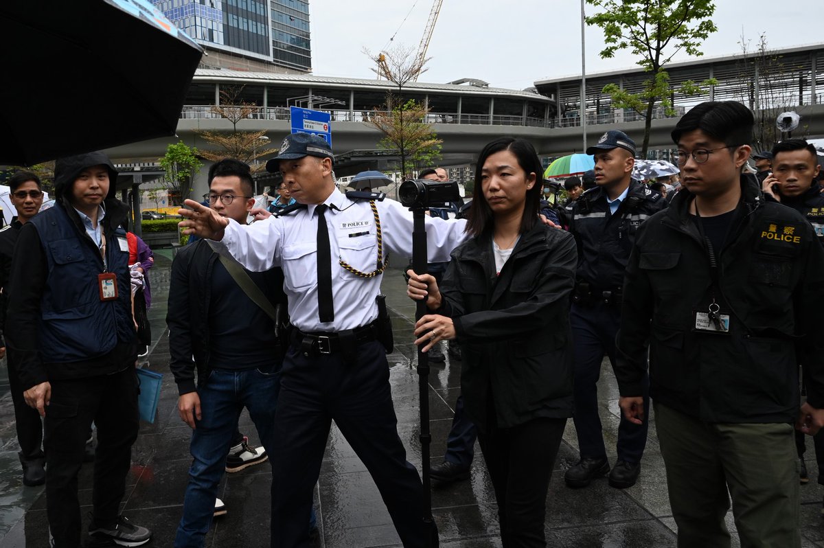 tomgrundy's tweet photo. #HongKong police made protesters:
✓ Wear numbered tags.
✓ Max. 100 people.
✓ Carry own cordon line.
✓ Masks banned.
✓ Black outfits, yellow raincoats banned.
✓ Slogans/placards/banner design checked.
✓ Media separated from marchers.
✓ Marchers filmed by police. https://t.co/5uAOIYxfxT