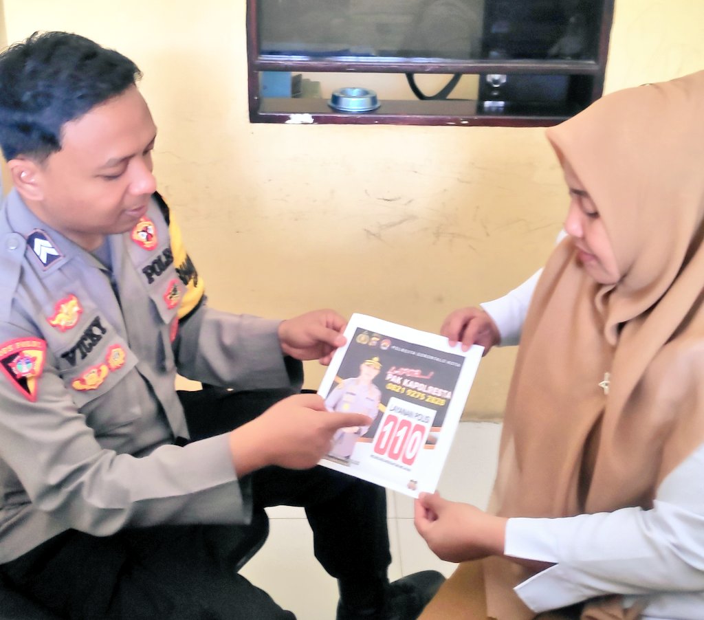 Bhabin_Botu's tweet photo. Sosialisasi Layanan CALL CENTER POLRI 110 &amp; DUMAS PRESISI kepada salah satu Staf/TPKD Kantor Kelurahan Botu.

#KapolrestaGorontaloKota #PolriPresisi #DivisiHumasPolri #ListyoSigitPrabowo #Bhabinkamtibmas #PolsekKotaTimur https://t.co/aPllG8A4YZ