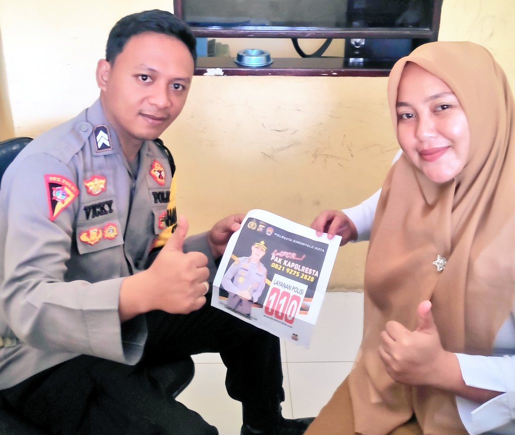 Bhabin_Botu's tweet photo. Sosialisasi Layanan CALL CENTER POLRI 110 &amp; DUMAS PRESISI kepada salah satu Staf/TPKD Kantor Kelurahan Botu.

#KapolrestaGorontaloKota #PolriPresisi #DivisiHumasPolri #ListyoSigitPrabowo #Bhabinkamtibmas #PolsekKotaTimur https://t.co/aPllG8A4YZ