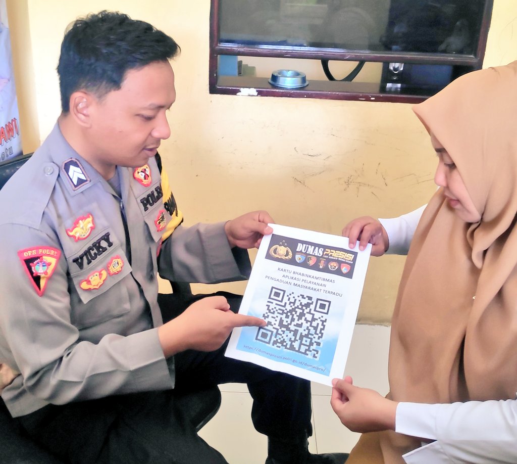 Bhabin_Botu's tweet photo. Sosialisasi Layanan CALL CENTER POLRI 110 &amp; DUMAS PRESISI kepada salah satu Staf/TPKD Kantor Kelurahan Botu.

#KapolrestaGorontaloKota #PolriPresisi #DivisiHumasPolri #ListyoSigitPrabowo #Bhabinkamtibmas #PolsekKotaTimur https://t.co/aPllG8A4YZ