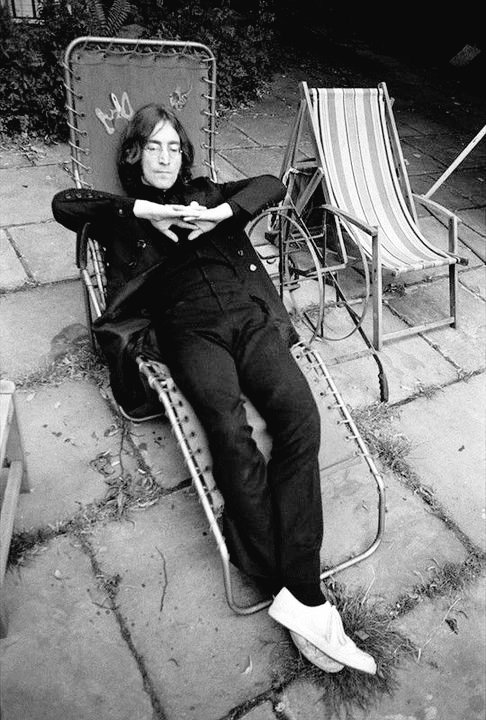 thenowherefans's tweet photo. John Lennon and Yoko Ono in the backyard of Paul McCartney's house during the Mad Day Out, 1968 https://t.co/RorR8aMl1I