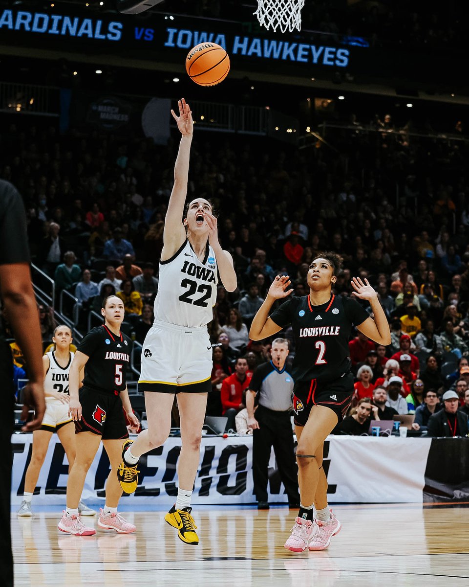 uiowa's tweet photo. According to @sportingnews Caitlin Clark becomes the first men's or women's DI player to have 900+ points and 300+ assists in a single season. https://t.co/KmrK257qPd