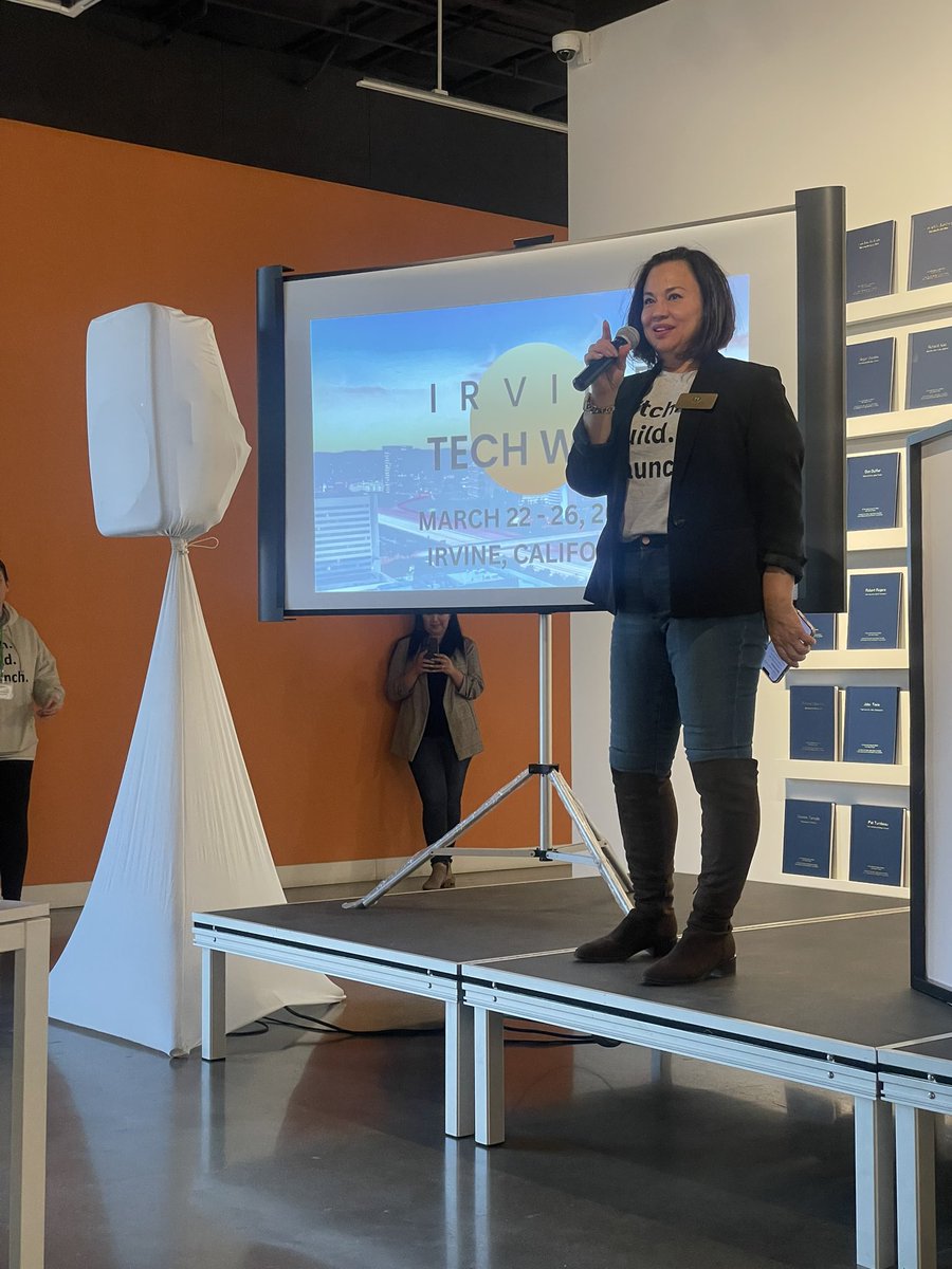 RaymondxFu's tweet image. #irvinetechweek closing party kicking off with Melinda Kim and Irvine Vice Mayor @tammykimOC and @ryanfoland 
at Irvine Great Park Hanger 280.