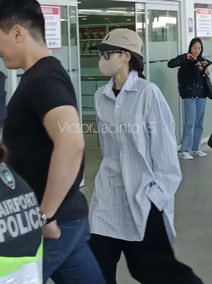 LaliceUpdates's tweet photo. Have a safe flight, birthday girl 💛

SAY LALISA DAY 
#26EdelweissForLISA
#TheGreatestLalisaDay https://t.co/agFNqu0yzV