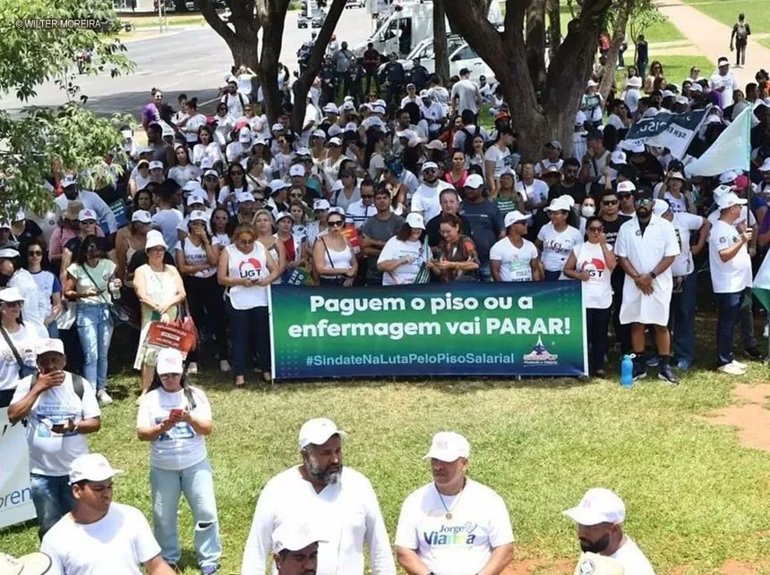 kleberkarpov's tweet photo. Enfermagem realiza ato em Brasília, na quarta (29), para cobrar piso salarial
https://t.co/Nuq0UR8usW
#TécnicoEmEnfermagem #Enfermagem #Enfermeiros #Sindate #JorgeVianna #Saúde #PisoSalarial https://t.co/TE4WHnpVLb
