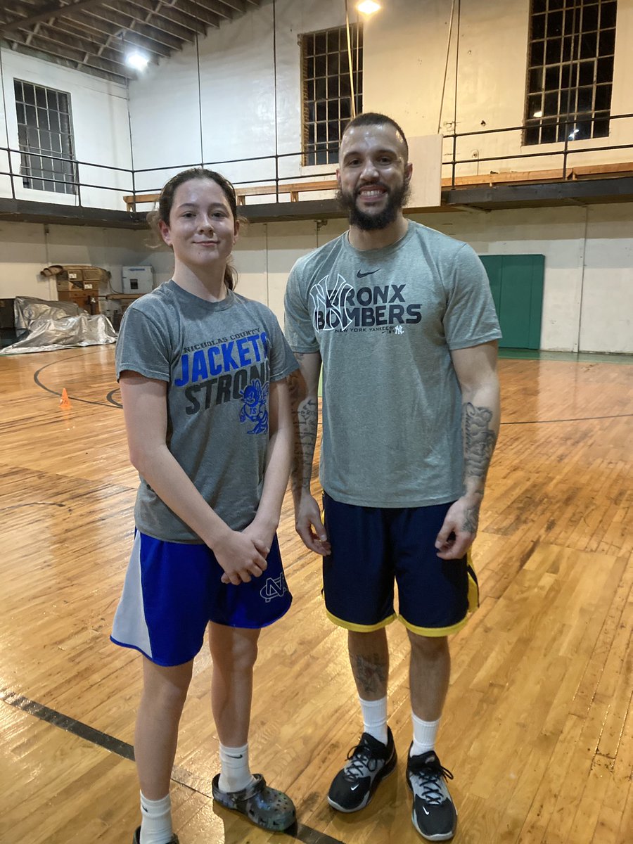 CoachBrangers55's tweet photo. Finish the night with a great workout with a rising PG!! @MaggieSimons_27 🏀🏀
- Footwork
- Triple Threat Actions
- Hip Swivel Movements
- 1-2 Dribble Pull-ups
- Different Creative combinations off the dribble
#WorkIsWork #ProficientSkillsTraining https://t.co/ECvRt01LeP