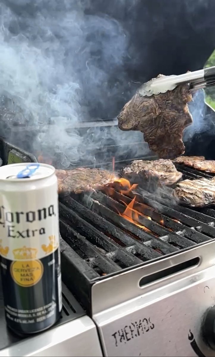 RacsoDrey's tweet photo. Nada como una carnita asada… Viendo jugar a @miseleccionmx x @TUDNMEX y escuchando los comentarios #DeRegiosParaRegios ⚽️ https://t.co/DxN4IacrR8
