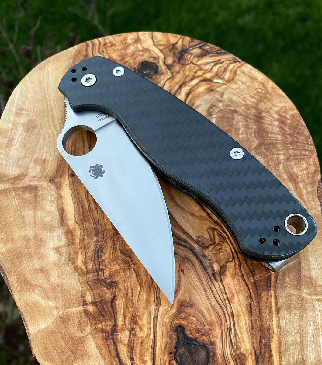 KevinCo55931013's tweet photo. Sunday Funday-

#pm2 #spyderco #spydie
#paramilitary2 #popsclip #carbonfiber #USAearth https://t.co/7zrWMYUS3E