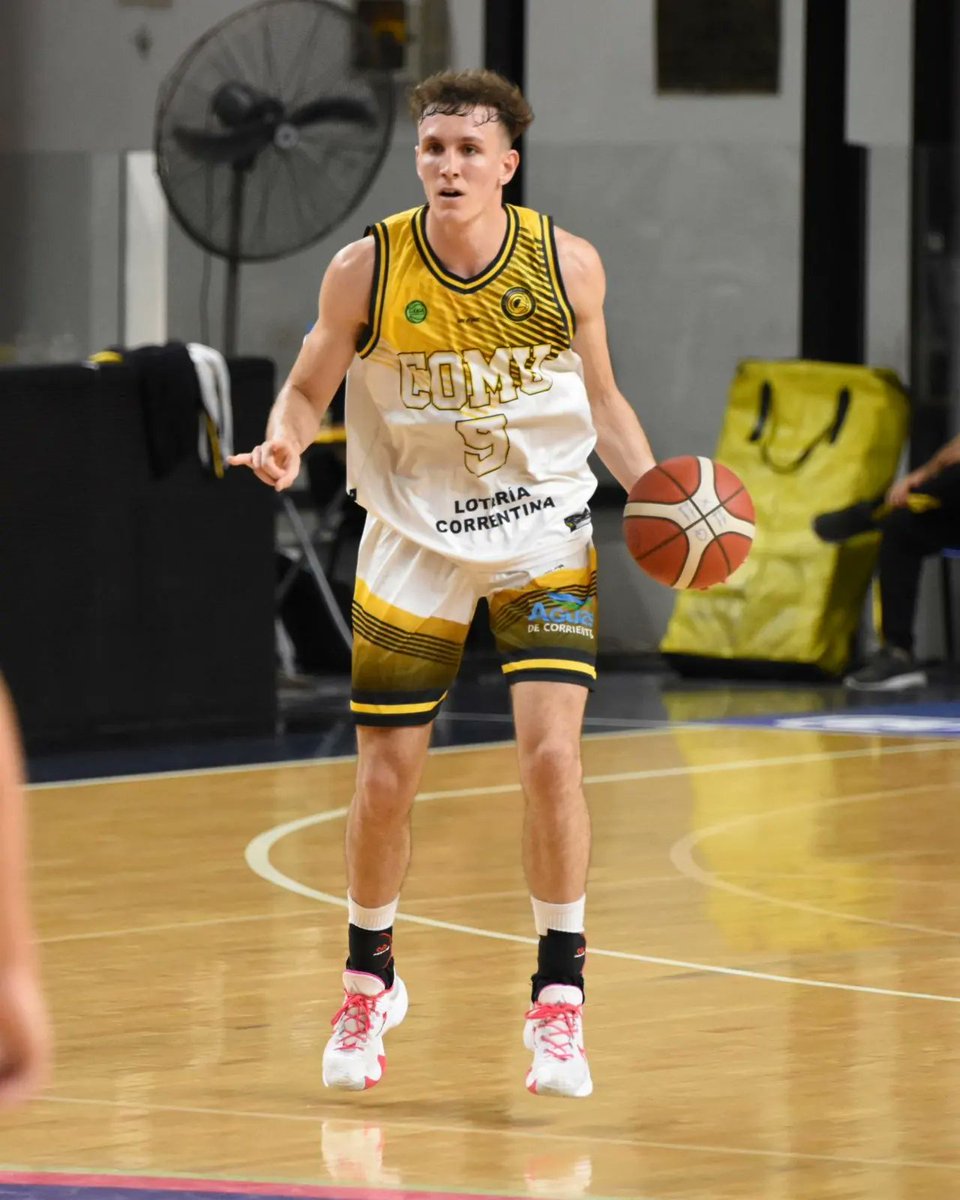 comumercedes's tweet photo. #LDD | ¡VAMOS LOS PIBES! 🙌🏀
Quinto triunfo consecutivo de Comu que le ganó a Quimsa 88 a 66 por La Liga de Desarrollo.
Francisco Llanos fue el goleador del partido con 25 puntos, Facundo Rivero fue doble figura con 19 puntos y 10 rebotes.
#VAMOSCOMU 💛🖤🐊
📸 Prensa Quimsa https://t.co/kpMxy6l9S4