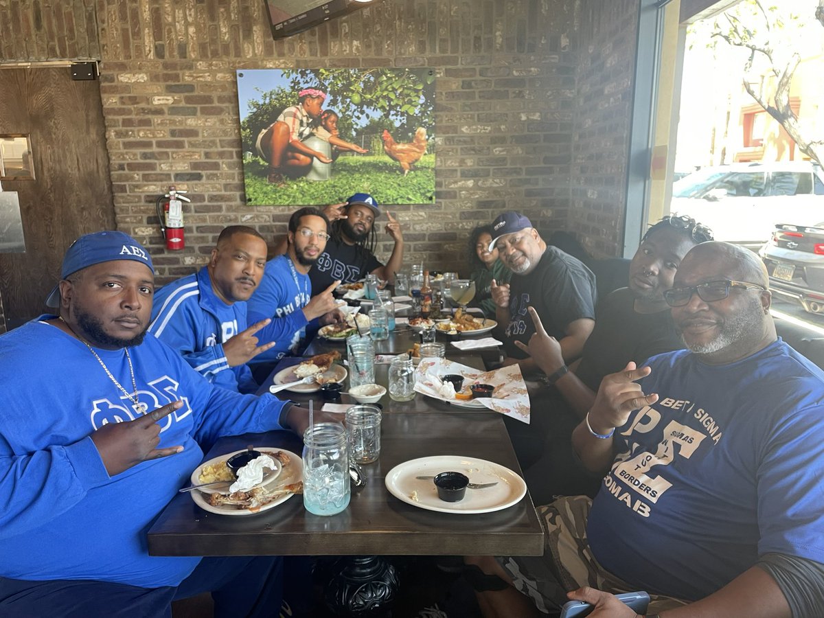 PhoenixSigmas's tweet photo. Brothers got together after community service to eat, fellowship, and support @loloschicken, a Black owned restaurant in Scottsdale, AZ. 🤘🏾🔵⚪️

#pbs1914 #pbs109 #sigma109 #phoenixsigmas https://t.co/VCyaJ2SVkf