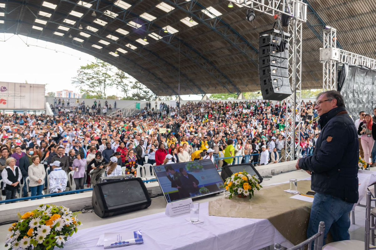 🚨Convocatorias sin precedentes de un Presidente de Colombia.
<a href="/petrogustavo/">Gustavo Petro</a> 

Si mañana fueran las elecciones, votarías de nuevo por Petro?

Sí, dale RT 🔄🙏