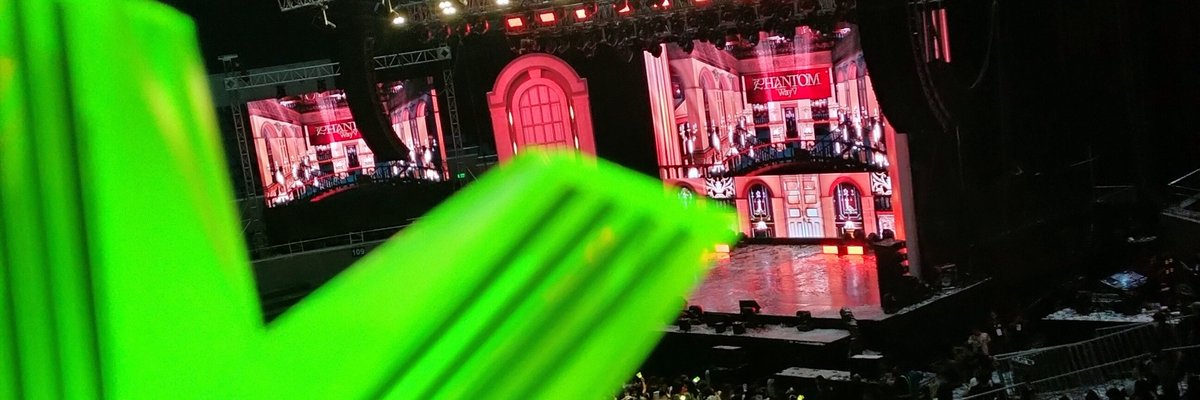 tsukikooooo_'s tweet photo. One of the books. I am so happy to part of this event. Thank you Visions, I had a great time with you. 💚💚 See you soonest.

#WayV_Phantom_in_MANILA 
#WayVinManila https://t.co/zXnT4tnwWM