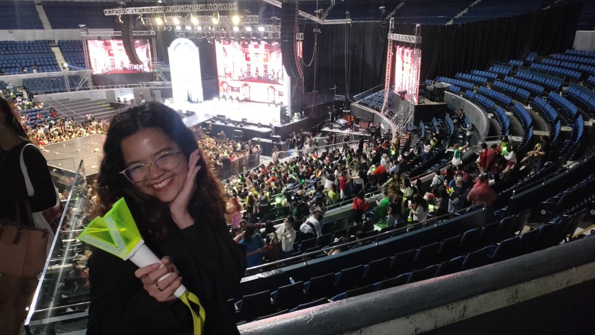 tsukikooooo_'s tweet photo. One of the books. I am so happy to part of this event. Thank you Visions, I had a great time with you. 💚💚 See you soonest.

#WayV_Phantom_in_MANILA 
#WayVinManila https://t.co/zXnT4tnwWM