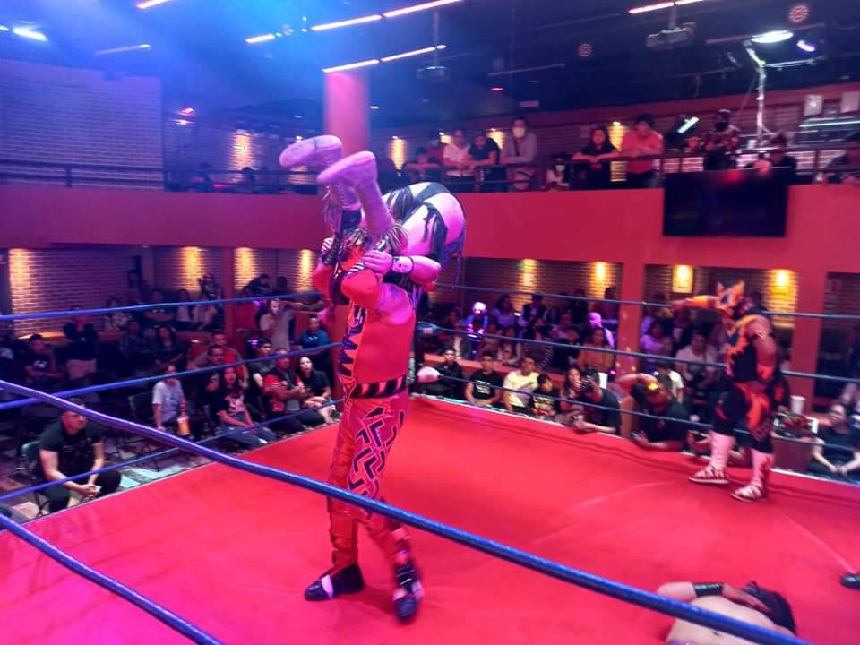 LaTijeraLucha's tweet photo. La ruleta de la muerte de #HalconLuchaLibre ha cobrado dos víctimas más desde el #SalonLasTertulias, cuando #MoscoXtrem y #FireJr se hacen de la cabellera y máscara respectivamente de #Nativo y #AlmaCallejera, este último con 25 años y 5 de ellos de profesional... https://t.co/xW2VmWlBm3
