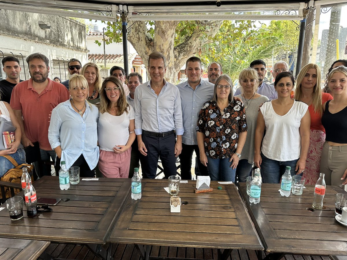 polatomazin's tweet photo. Recibimos a @martinredrado en San Vicente.

Recorrimos, escuchamos a comerciantes locales, analizamos la difícil actualidad económica e inflacionaria que estamos pasando y la oportunidad que tenemos para transformar este país, siempre poniendo a la ARGENTINA Primero. 
#FaltaMenos https://t.co/KRmNcfHR6s