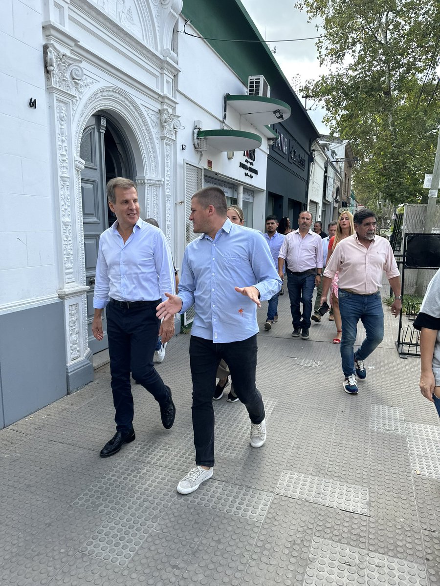 polatomazin's tweet photo. Recibimos a @martinredrado en San Vicente.

Recorrimos, escuchamos a comerciantes locales, analizamos la difícil actualidad económica e inflacionaria que estamos pasando y la oportunidad que tenemos para transformar este país, siempre poniendo a la ARGENTINA Primero. 
#FaltaMenos https://t.co/KRmNcfHR6s