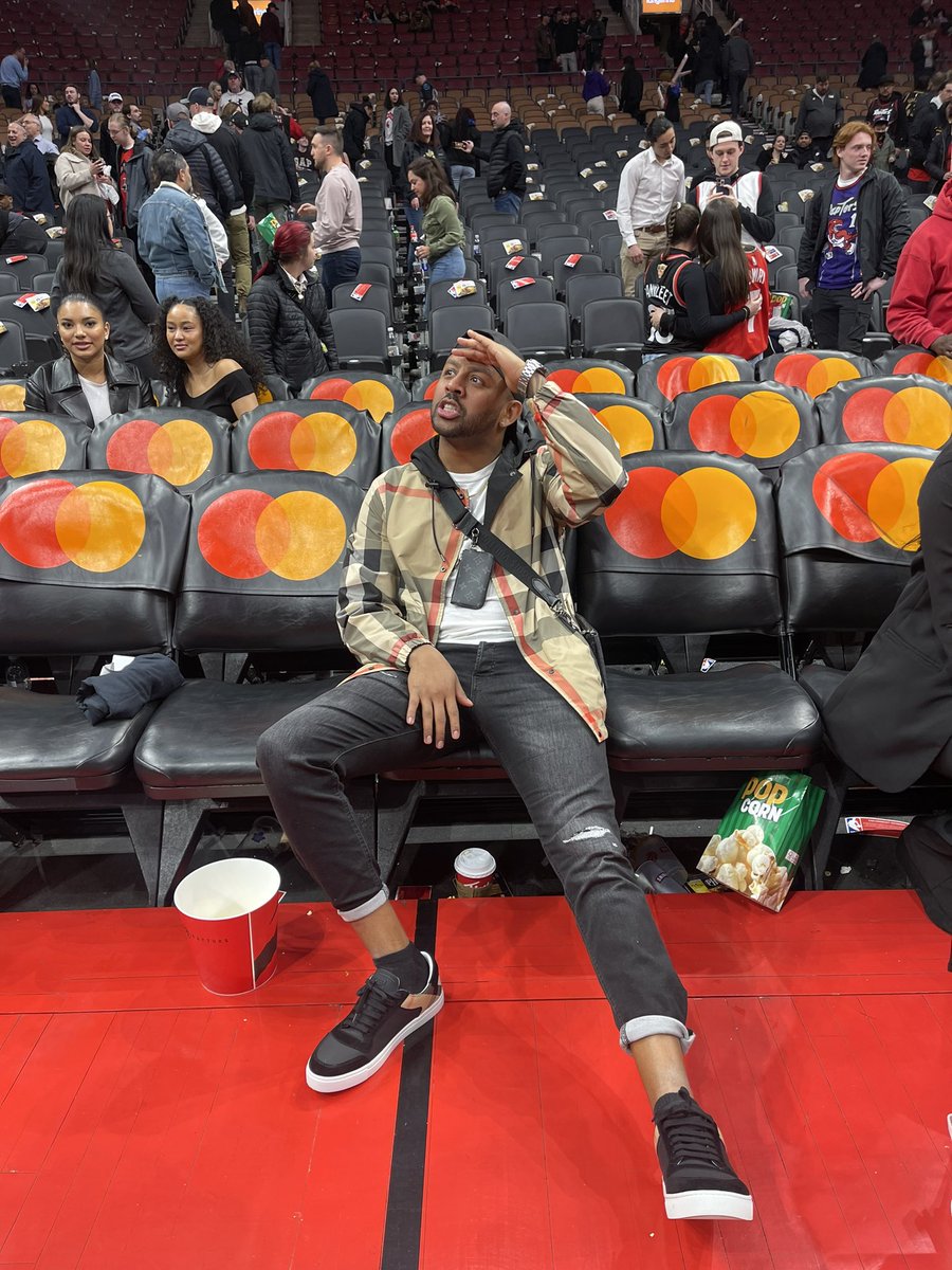 HermsyBBCAN's tweet photo. Courtside era #GoRapsGo #scotiabankarena https://t.co/lN4Wrw5nCp