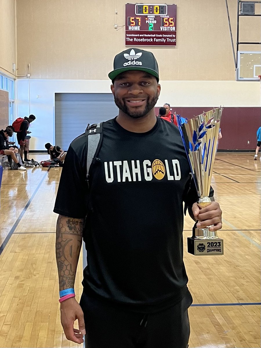 CoachLanden's tweet photo. Las Vegas Invitational 15u Gold Division Champs! Not bad for the first outing as a team! 
@utah_gold https://t.co/QkkZe6eEp9