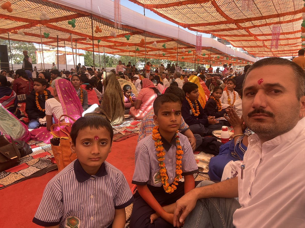 Karnara_m's tweet photo. Sant Shri Asharamji Gurukul के विद्यार्थी आज परीक्षा में उच्च शिक्षा प्राप्त कर अपना जीवन में सफल हो रहे है।
Gurukul Shiksha Paddhati विकसित जीवन जीने की पद्दति है। गुरुकुल परम्परा बड़े सौभाग्य की बात है।
Bright Future Of Bharat
#हमारी_संस्कृति_हमारे_संस्कार https://t.co/BvN2jmmQdN