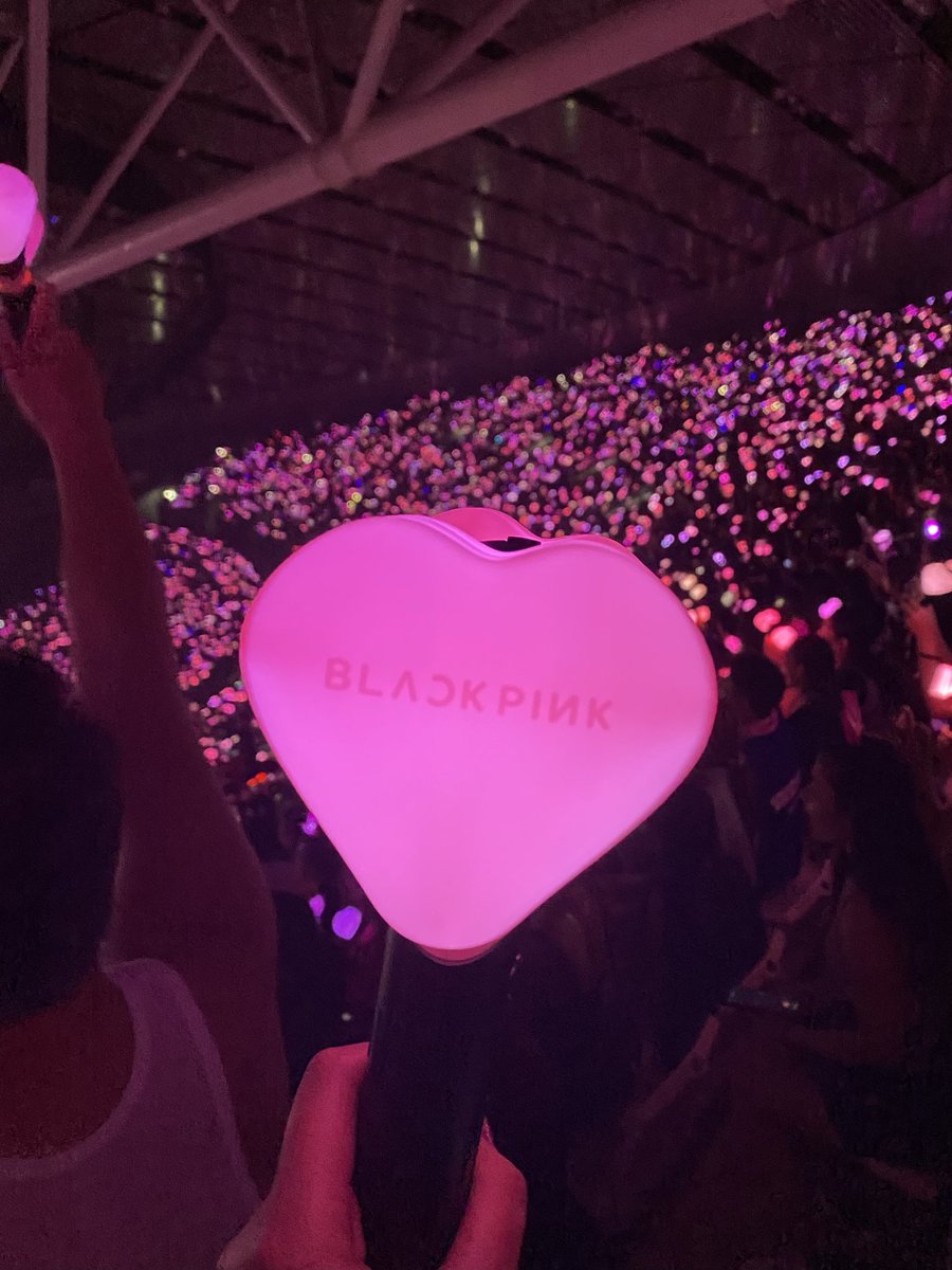 ikoniyaaa's tweet photo. saving this here bcs this is def one for the books. best decision to buy tix last minute huhu. 💖 #BORNPINKinMANILA https://t.co/ZMV9eqJfvx