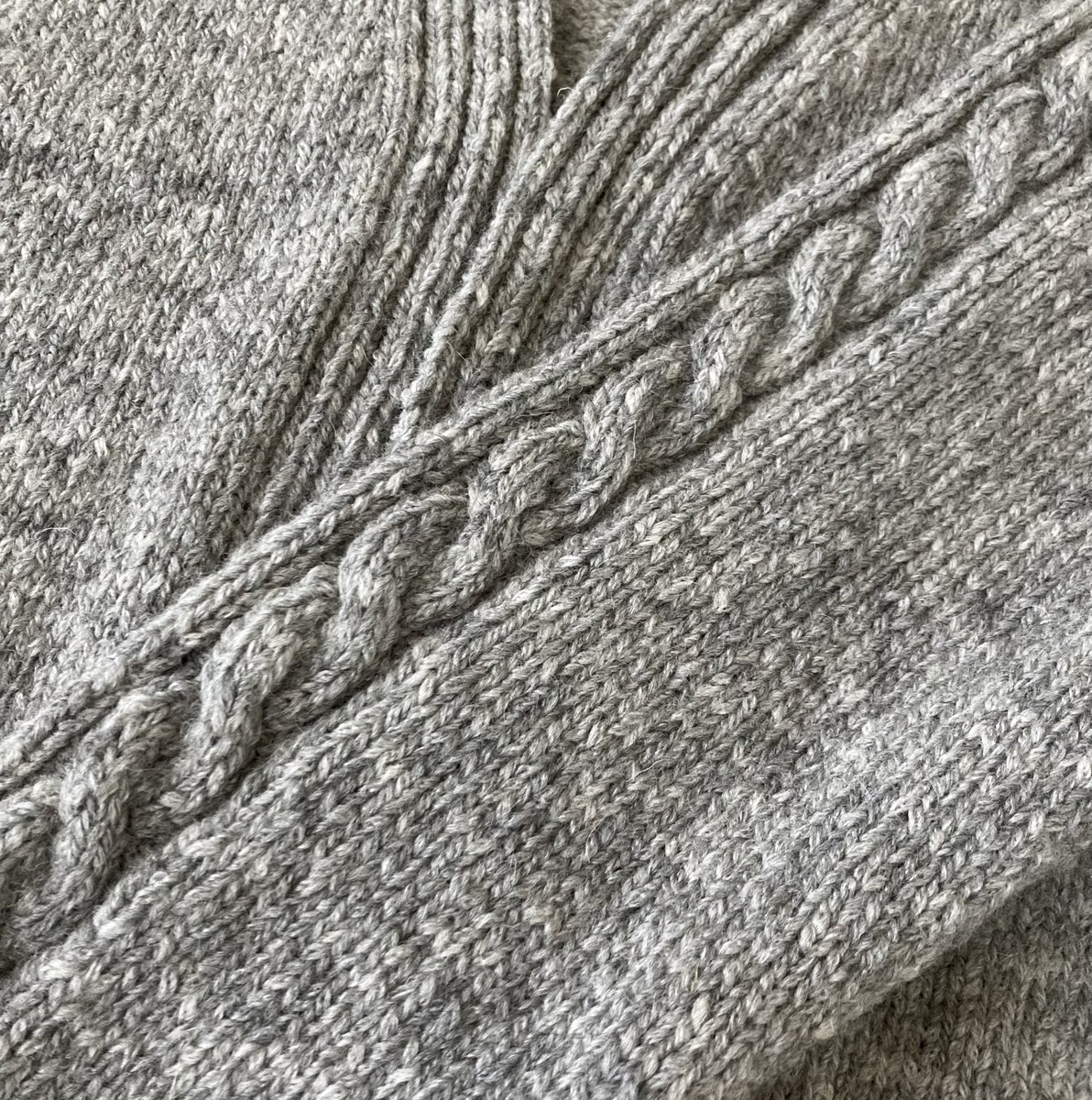 nao_knitting_'s tweet photo. 風工房さんデザインのラグランカーディガンを編みました。ハマナカさんのソノモノアルパカリリーを11玉使用。ふわふわで暖かくてめちゃくちゃ軽い！アルパカリリーは今年の冬に初めて使ったけれどお気に入りの毛糸になりました。
#編み物
#ハマナカ https://t.co/lVoOioOh2s
