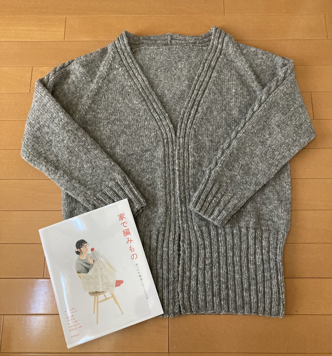 nao_knitting_'s tweet photo. 風工房さんデザインのラグランカーディガンを編みました。ハマナカさんのソノモノアルパカリリーを11玉使用。ふわふわで暖かくてめちゃくちゃ軽い！アルパカリリーは今年の冬に初めて使ったけれどお気に入りの毛糸になりました。
#編み物
#ハマナカ https://t.co/lVoOioOh2s