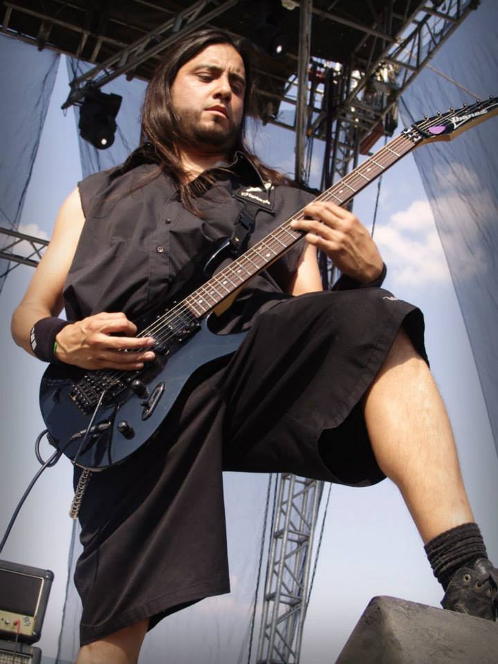Black_Overdrive's tweet photo. Ya se nos iba a pasar que hoy cumple años el remojador de madalenas, el azote de los ejidos, el enemigo del café y la crema, el único que le pone pinzas a sus playeras. Mr. @elranas666, proveedor de riffs y percances. Happy BEERday. https://t.co/SygHuD17Ef