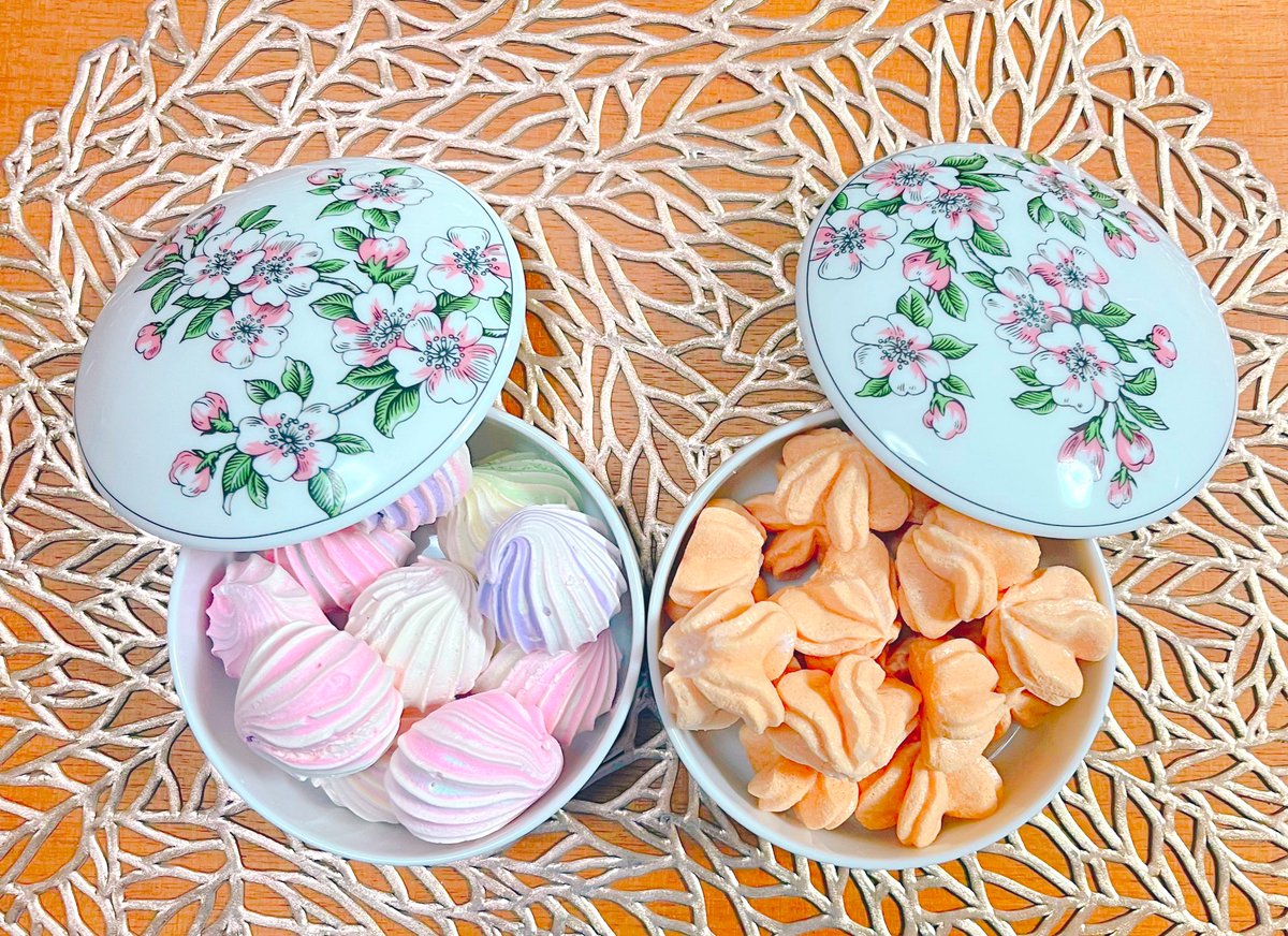 maki_co_ltd's tweet image. 春を彷彿とさせるアクセサリケースと
最近ハマっているおやつ😋💖
今日27日は
🌸さくらの日🌸だそうですね_φ(・_・
皆様はお花見行かれましたか?🚶♀️📸
#日本の美 #さくらの日
#メレンゲの気持ち #Tiffany
