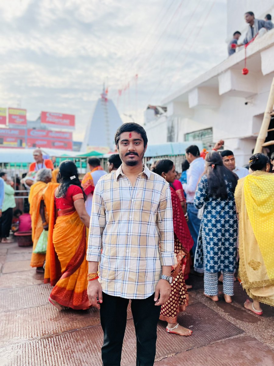 Shubham_Nalanda's tweet photo. आज झारखंड के देवघर में बारह ज्योतिर्लिंगों में से एक बाबा वैद्यनाथ भगवान का दर्शन कर पूजा आर्चना करनें का सौभाग्य प्राप्त हुआ।
हमसबों पर बाबा बैद्यनाथ की कृपा दृष्टि बना रहे।
 जय बाबा बैद्यनाथ।
हर हर महादेव🔱 https://t.co/rqlbBx8A0H