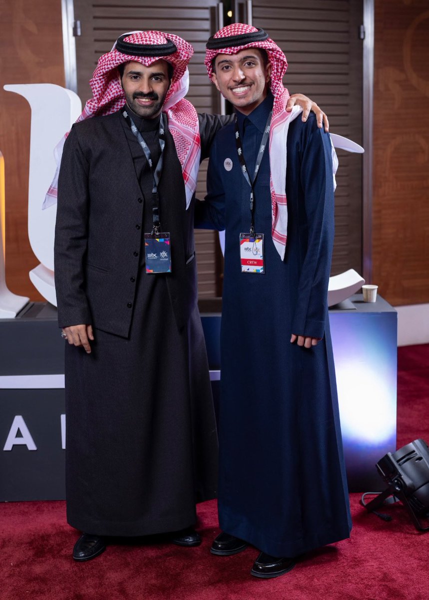 الطيب يرفع من مقام المخاليق
وأنت بمقامك ترفع الطيب كله .

مع الصديق المتألق #سعود_القحطاني 

#مراحل_سعود_القحطاني