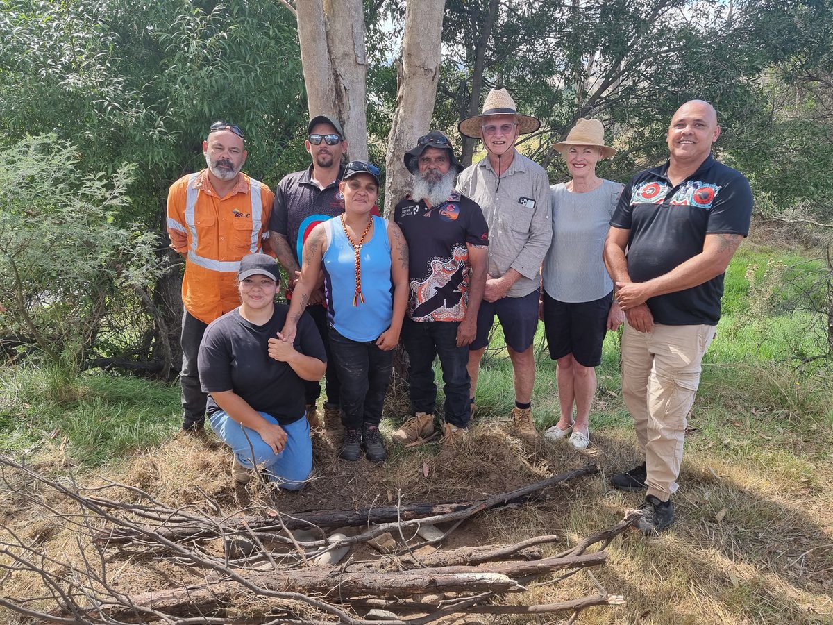 RDA Murray CEO Edwina Hayes has joined Chair, Mary Hoodless and her husband Peter at their home, Karoo for the first Wolgalu repatriation ceremony of Aboriginal artefacts found on an Upper Murray farm. 

For more info about artefacts, contact your Local Aboriginal Lands Council