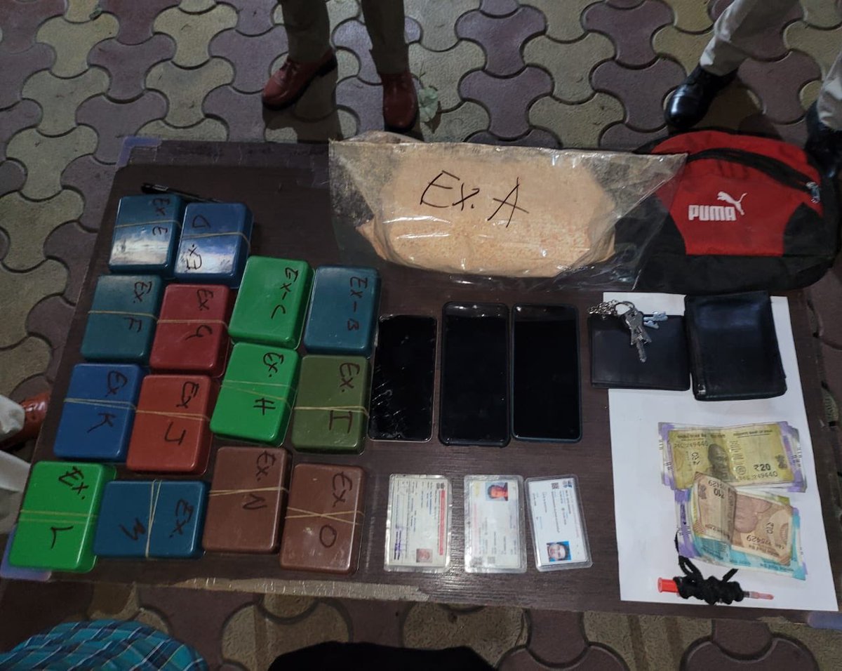 lrbishnoiips's tweet photo. Another day,another success! In early mrng ops alert @RibhoiPolice laid in wait on receiving a tip off nabbed 3 accd,seized Heroin worth ₹70Lakh,1 Alto car,₹4K cash,3phns&amp;3 fake i/cards.Good work team.Citizens to join our #WarOnDrugs to save #MagnificentMeghalaya
@SangmaConrad https://t.co/p4J6alb5Xv