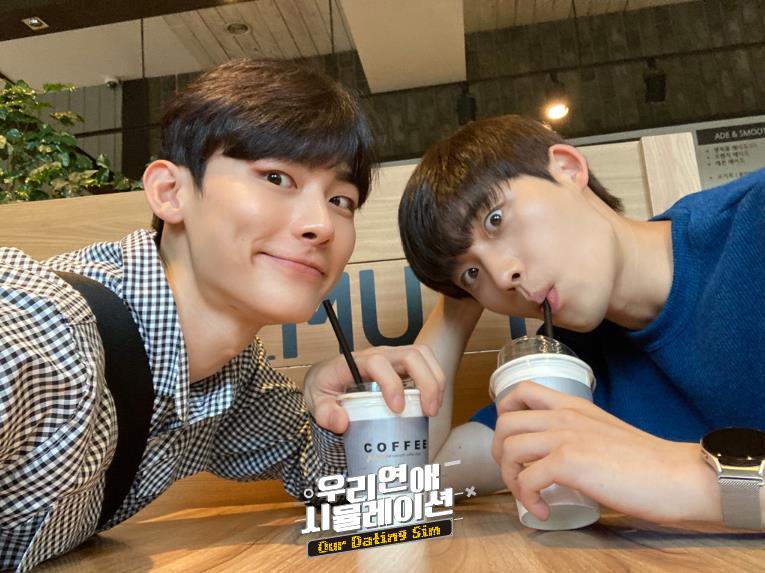 studiowinsome's tweet photo. 현실 설레는 기태X와니 남친쨜 
커플 셀카📸 하트 그리기💖 손잡기까지👬
100점 만점 카페 데이트의 정석! ☕💯❤️

#BL #우리연애시뮬레이션 #이종혁 #이승규 #메이킹
#OurDatingSim #LeeJongHyuk #leeseunggyu 

네이버시리즈온 👉 https://t.co/O8cglvUwim
heavenly 👉 https://t.co/jBDdKm1VKx https://t.co/xuVufWQMer