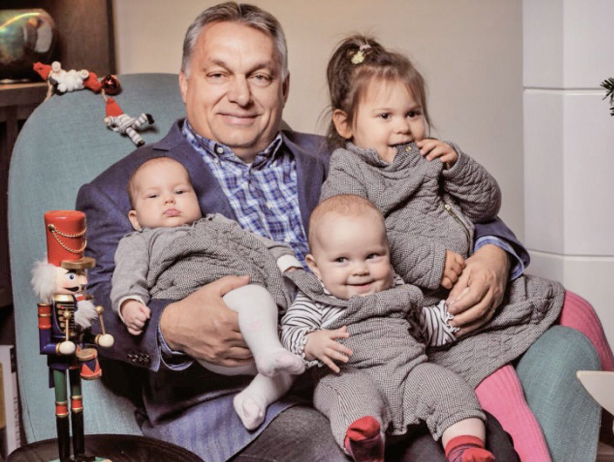 Zeitenspringer's tweet photo. #Ungarn 
Viktor Orbán sieht die Kinderlosigkeit als die größte Gefahr für sein Volk an, er bietet jungen Ehepaaren gezielt finanzielle Anreize an!
Z. B. werden Mütter die vier Kinder oder mehr gebären, lebenslang von der Einkommensteuer befreit! https://t.co/83h75yX9RO