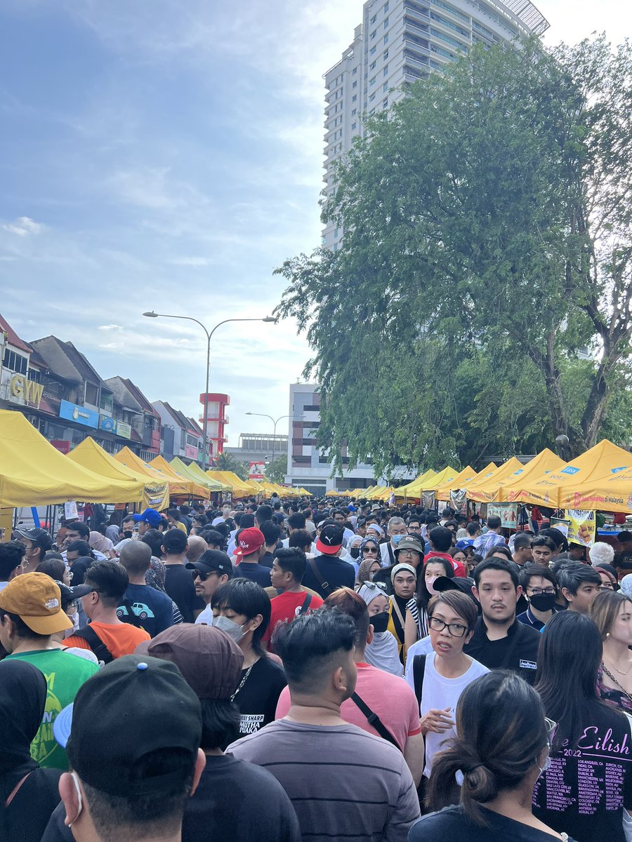 serahsocool's tweet photo. Penuh manusia. Takyah la pergi. Buang masa, buang duit, buang tenaga. https://t.co/ZCO0Ftdlbt