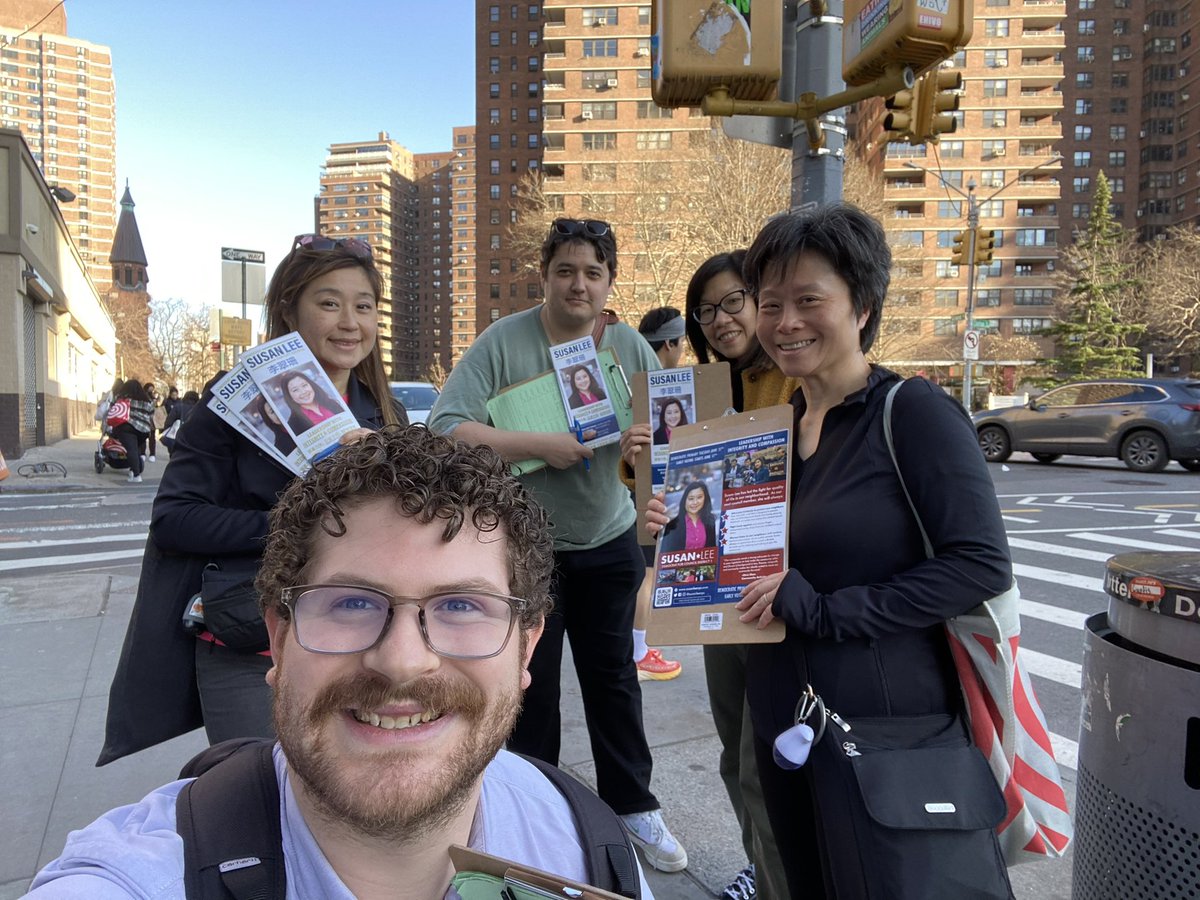 susanleenyc's tweet photo. Another #fabulousday❤️ for petitioning! #grateful to all my volunteers and staff. Loved talking with residents about their concerns and sharing my platform with them. #puttingcommunitiesfirst https://t.co/Q8pqmgtkaR